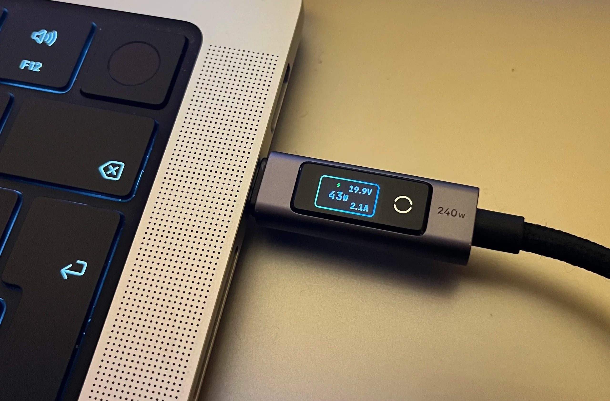 Hands-on with Ugreen USB-C cable with display and touch button